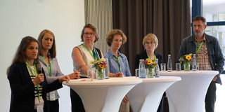 Gruppenbild der Referierenden Professorin Sara Rimm-Kaufman, Professorin Carmen Zurbriggen, Professorin Elsbeth Stern, Professorin Anne Frenzel, Professorin Ricarda Steinmayr und Professor Florian Schmiedek