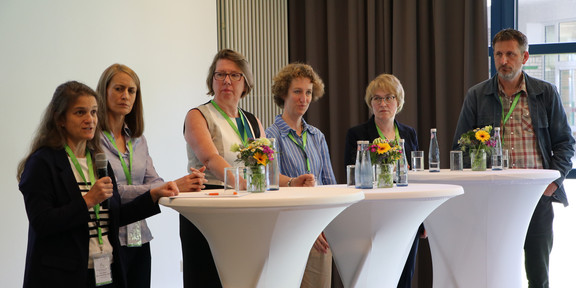 Gruppenbild der Referierenden Professorin Sara Rimm-Kaufman, Professorin Carmen Zurbriggen, Professorin Elsbeth Stern, Professorin Anne Frenzel, Professorin Ricarda Steinmayr und Professor Florian Schmiedek