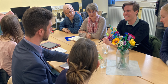 Klasse-Eval Projektvorstellung mit interessierten Lehrkräften und Dr. Ulrich Ludewig am Seminartisch
