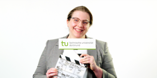 Research Video Screenshot von Dr. Alyssa Grecu mit einer Filmklappe und dem TU Dortmund Logo
