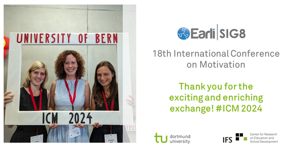 ICM Gruppenfoto mit Anne Kosubek, Hanna Gaspard und Elisabeth Graf, die einen Fotorahmen der University of Bern hochhalten