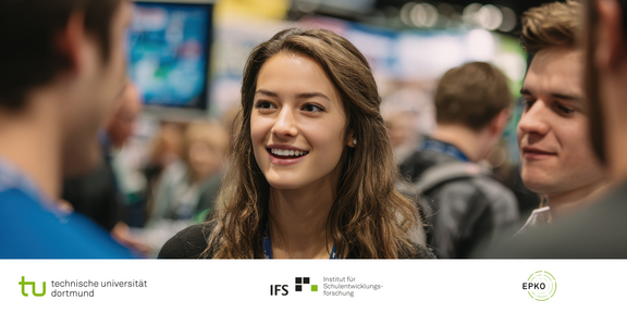 Junge Erwachsene erhalten sich auf einer Veranstaltung