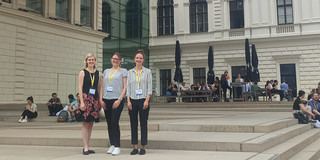 Anne Kosubek, Justine Stang-Rabrig und Leonie Dargiewicz stehen zusammen vor dem Veranstaltungsgebäude 