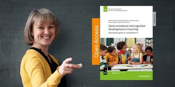 Eine Lehrkraft lächelt zur Kamera und deutet auf das Cover des 9. SYM-Herausgeberbandes