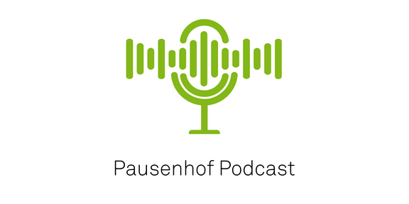 Podcast Pausenhof Grünes stilisiertes Mikrophon mit Tonwellen