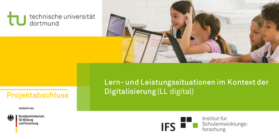 Logos der TU Dortmund, BMBF und IFS, sowie ein weißer Schriftzug des Projektnamens auf grünem Grund und das Foto von Grundschüler*innen mit Laptops