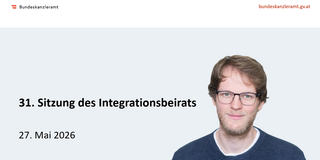 Porträtfoto von Ruben Kleinkorres vor einem hellgrauen Hintergrund neben dem schwarzen Schriftzug "31.Sitzung des Integrationsbeirats, 27. Mai 2026"