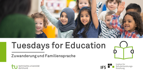 Tuesdays for Education Pressemeldung Das Foto zeigt den Blick einer Lehrkraft auf mehrere Schüler*innen, die ihre Hand heben und aufzeigen. Darunter befindet sich der Schriftzug "Tuesdays for Education".