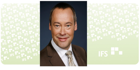 Thomas Krüger Porträt von Thomas Krüger, Präsident der bpb, vor einem hellgrünen IFS-Hintergrund