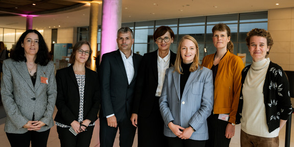 Startchancen Gruppenbild der Beteiligten beim Startchancen-Programm u.a. mit Nele McElvany