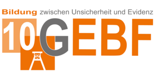 Orangenes Logo der 10. GEBF-Tagung mit dem Thema "Bildung zwischen Unsicherheit und Evidenz"