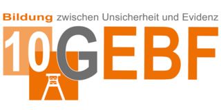GEBF 2023 Orangenes Logo der 10. GEBF-Tagung mit dem Thema "Bildung zwischen Unsicherheit und Evidenz"