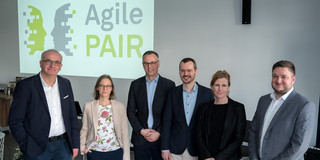 Gründung Agile Pair Gruppenfoto mit u.a. Rektor Manfred Bayer, Nele McElvany, Ellen Hamaker und Garvin Prod