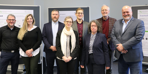Beirat Gruppenfoto der Mitglieder des wissenschaftlichen Beirats und der Professor*innen des IFS