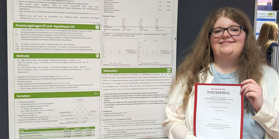 Luisa Mörchen mit dem Waxmann Posterpreis in den Händen