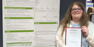 Luisa Mörchen mit dem Waxmann Posterpreis in den Händen