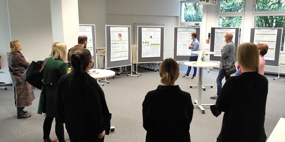 Foto von Besucher*innen beim Tag der offenen Tür im IFS zur Posterausstellung