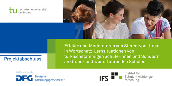 Projektabschluss_Stereotype threat Foto von drei Jugendlichen auf dem Schulhof im Gespräch miteinander, sowie ein blaues und grünes Feld mit dem Projektnamen und Logos der TU Dortmund, IFS und der DFG