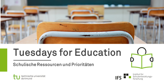 Tuesdays for Education Foto einer leeren Schulklasse mit Stühlen und Tischen
