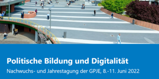 GPJE Foto der Universität Trier mit darunterliegenden, blauen Banner und weißen Schriftzug Politische Bildung und Digitalität