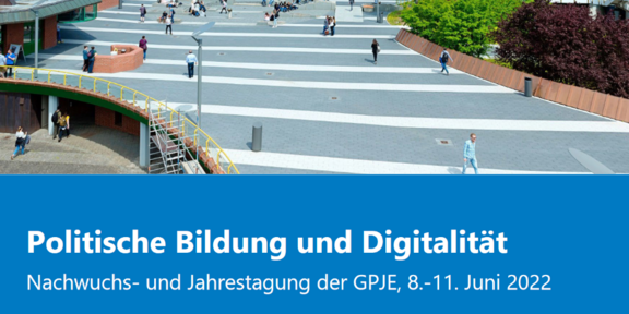 GPJE Foto der Universität Trier mit darunterliegenden, blauen Banner und weißen Schriftzug Politische Bildung und Digitalität