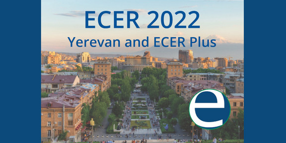ECER 2022 Dunkelblauer Schriftzug ECER 2022 Yerevan and ECER Plus vor einem Stadtfoto