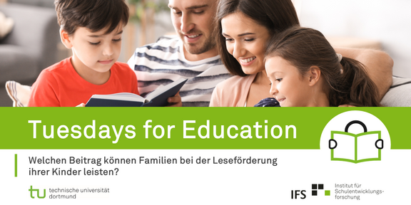 Tuesdays for Education Eine Familie sitzt zusammen im Wohnzimmer und liest gemeinsam Bücher, darunter Unterschrift und Titel des Tuesdays for Education