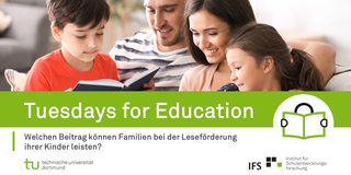 Tuesdays for Education Eine Familie sitzt zusammen im Wohnzimmer und liest gemeinsam Bücher, darunter Unterschrift und Titel des Tuesdays for Education