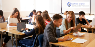 Länderindikator Foto eines Klassenzimmers mit Schülerinnen und Schülern an Laptops, sowie dem Logo des Projekts in der oberen, rechten Ecke