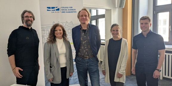 CERL Gastaufenthalt Prof. Laura Wray-Lake, Prof. Jan Germen Janmaat, Dr. Pascal Alscher, Dr. Elisabeth Graf und Dr. Daniel Deimel auf einem gemeinsamen Gruppenfoto
