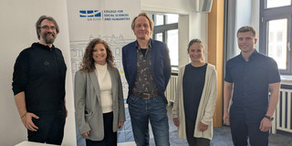 Prof. Laura Wray-Lake, Prof. Jan Germen Janmaat, Dr. Pascal Alscher, Dr. Elisabeth Graf und Dr. Daniel Deimel auf einem gemeinsamen Gruppenfoto
