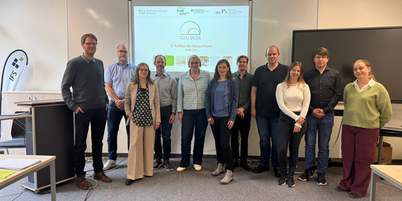 Wissenschaftler*innen des IGLU Konsortiumtreffens lächeln in einem Gruppenfoto gemeinsam zur Kamera