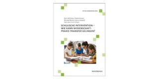5. Bildungsdialog Weißes Buchcover mit Abbildung einer Lehrkraft mit Schüler*innen und schwarzen Schriftzug Schulische Intervention - Wie kann Wissenschaft-Praxis-Tansfer gelingen?
