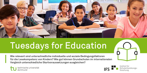Tuesdays for Education Gruppenbild von Grundschulkindern im Klassenraum, die zur Kamera lächeln mit dem Banner Tuesdays for Education darunter