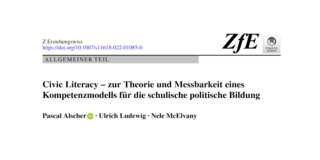 ZfE_Civic Literacy Schwarzer Schriftzug des Publikationstitels "Civic Literacy – zur Theorie und Messbarkeit eines Kompetenzmodells für die schulische politische Bildung"