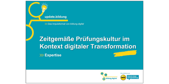 Weißer Schriftzug „Zeitgemäße Prüfungskultur im Kontext digitaler Transformation“ auf blauen Grund