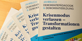 Demokratiepädagogik & Demokratiebildung Mehrere Buchbänder des "Jahrbuch Demokratiepädagogik & Demokratiebildung" gefächert übereinanderliegend