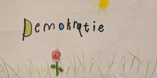 Demokratie Kinderzeichnung einer Wiee mit einer Blume Sonne und dem Schriftzug Demokratie