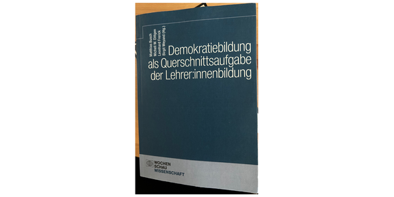 Demokratiebildung als gelebte Schulqualität Abbildung des Publikationscover mit weißer Schrift auf dunkelgrünen Einband