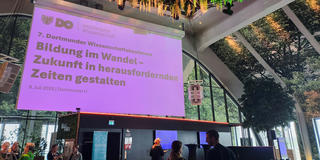 Wissenschaftskonferenz Foto aus dem Dortmunder U mit großem Banner der Wissenschaftskonferenz